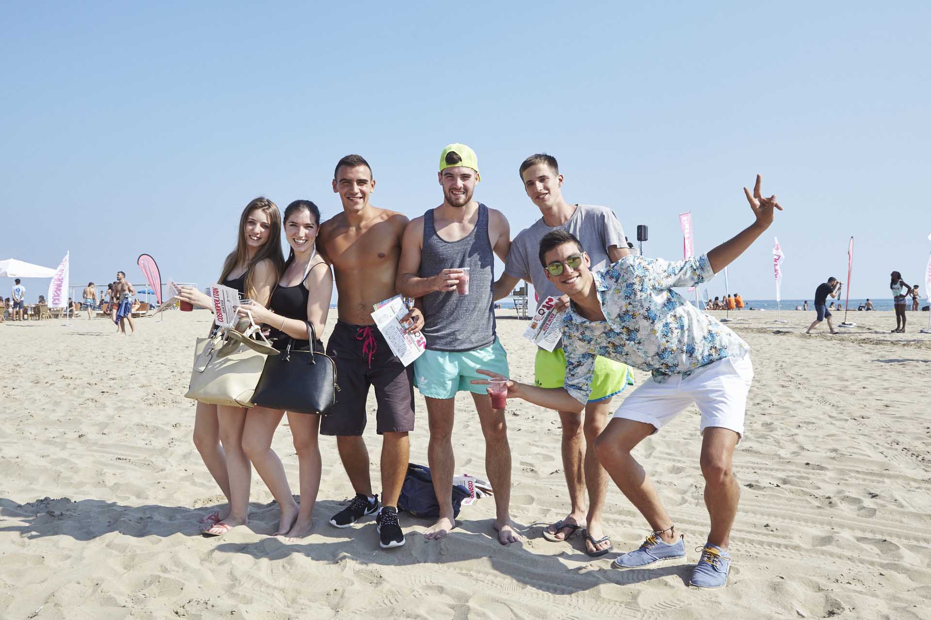 Invitados que acudieron a la celebración de los 25 años de la revista Cosmopolitan en la fiesta que hicieron en la playa de Castelldefels