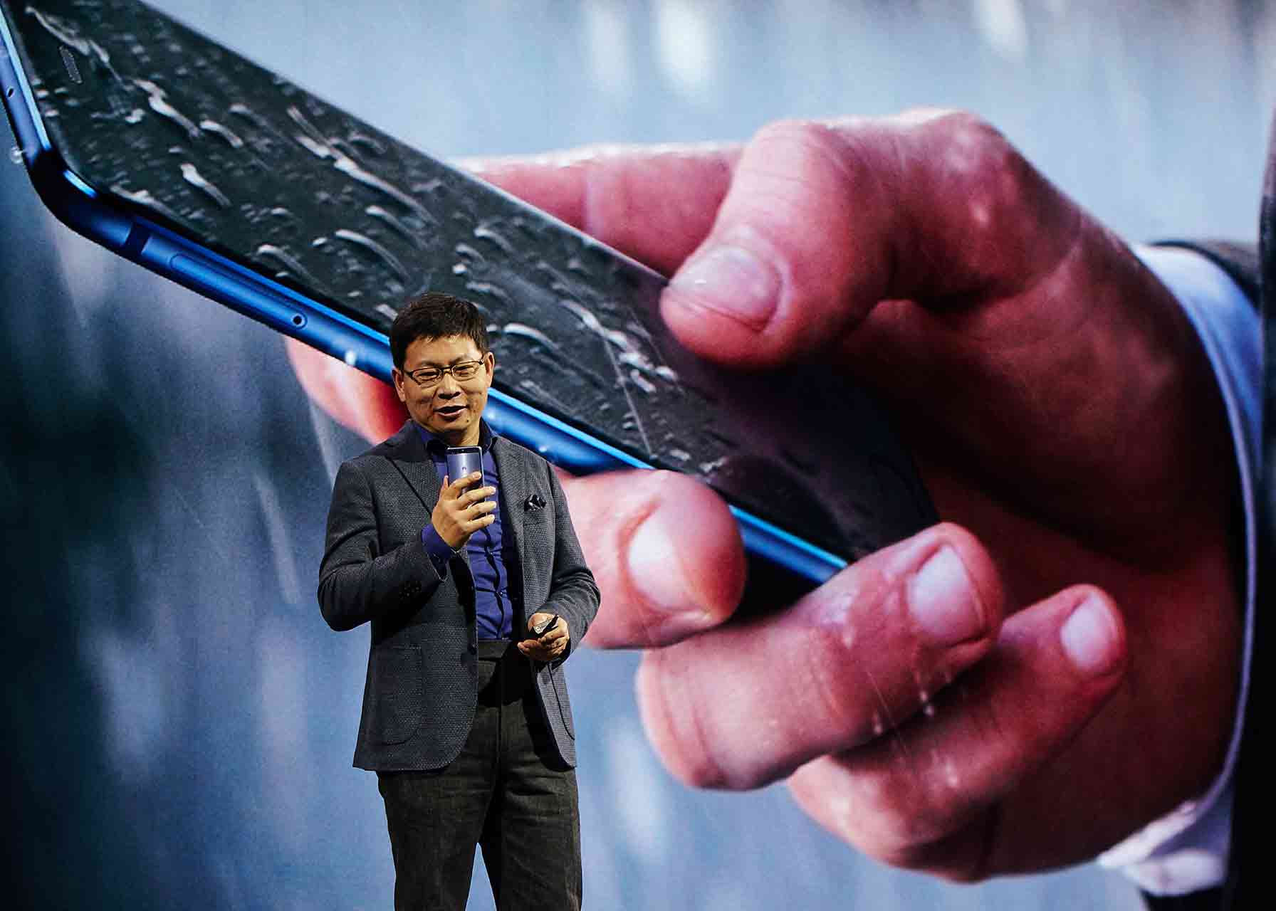 El sr. Richard Yu, presidente de Huawei, en el escenario presentando un nuevo modelo de teléfono inteligente Huawei